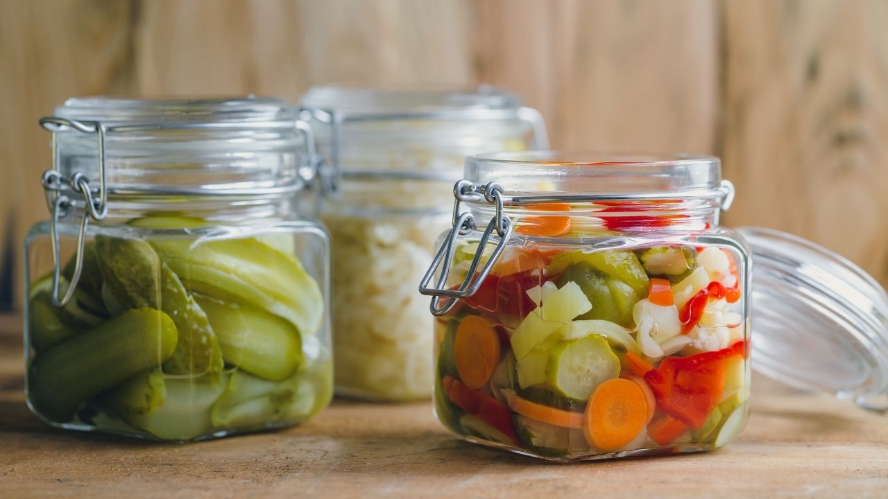 Kiszonki a dieta – czy pomagają schudnąć