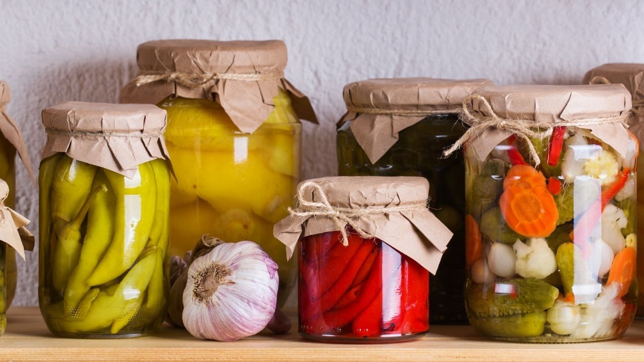 Kiszenie a marynowanie – dlaczego kwaśny smak nie zawsze oznacza fermentację?