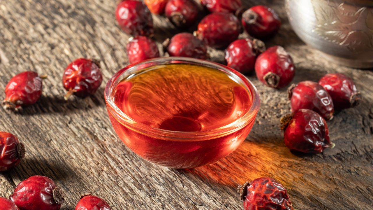 Ocet z dzikiej róży – jak wykorzystać go w kuchni bez przykrywania jego aromatu?